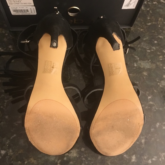 Size 9 heels - Picture 3 of 6